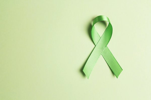 Die grüne Schleife des Mental Awareness Months für psychische Gesundheit.